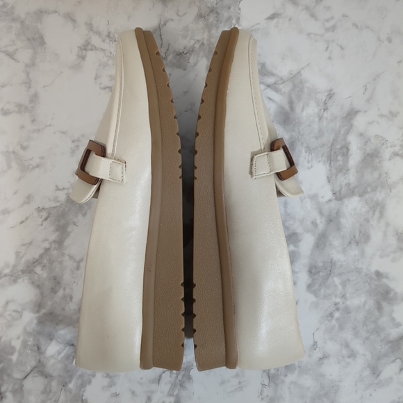 Baretraps Addison Cream Loafers with Brown Accent , Size 7.5M - Picture 4 of 9